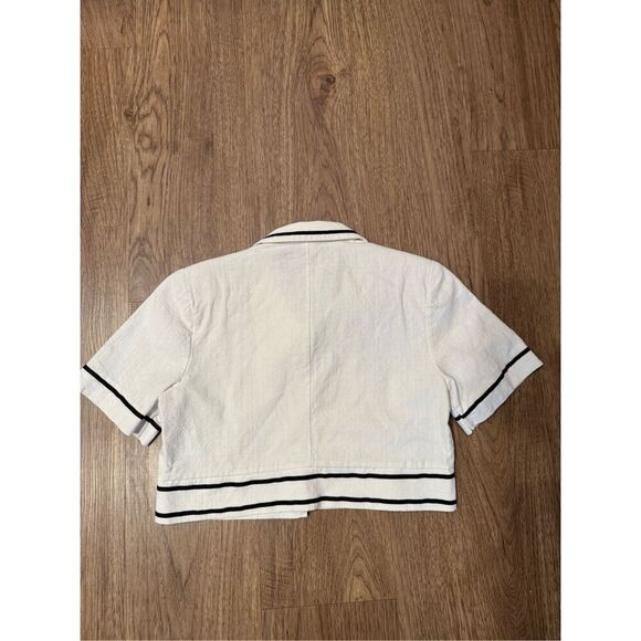 Chic White Short Sleeve Button-Up Blouse with Black Trim – Size Small - Picture 2 of 3